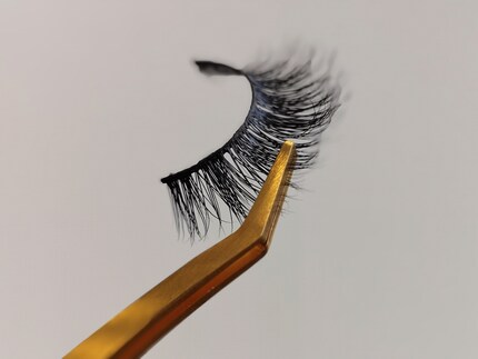 Mit einem speziellen Applikator lassen sich die Wimpern einfacher anbringen.