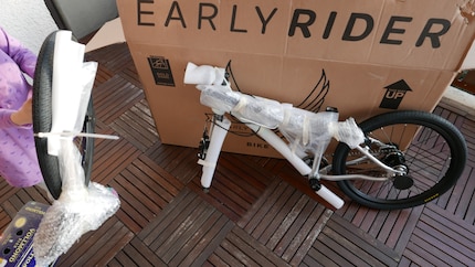 Wheel off: the front wheel, handlebars, saddle and pedals have to be installed and the other settings checked.