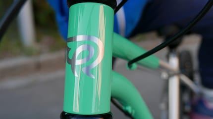 I like the colour, but you can do without it: The Hellion Urban is available at a lower price in an all-aluminium look.