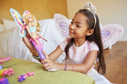 Mit Barbie in eine Welt abdriften.