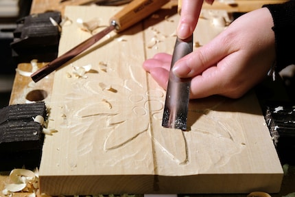 Damit die Fruchtblätter herausstehen, muss ich die Blütenblätter abhobeln.