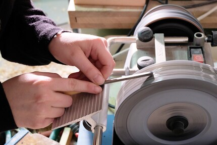 Erst werden die Kanten scharf geschliffen