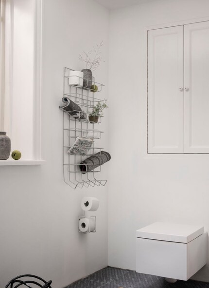 Mal anders: Hier hängt das WC-Papier schräg. Bild: House Doctor