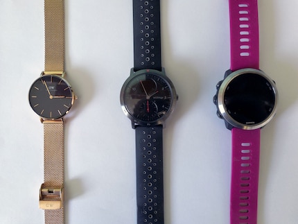 Die Withings Steel HR (Mitte) im Vergleich mit einer analogen Uhr (links) und einer Smartwatch