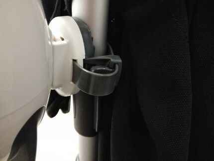 La boucle universelle vous permet de l'attacher à la poussette. 