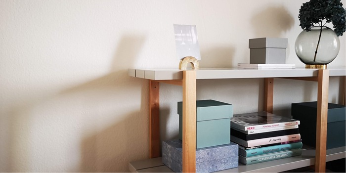 Les boîtes de rangement colorées confèrent un aspect soigné et rangé. Les boîtes de rangement colorées confèrent un aspect soigné et rangé.