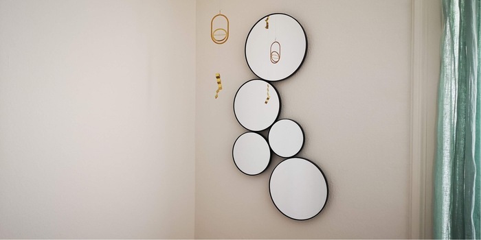 Gli specchi sono un must per i decoratori. Grazie a loro è possibile illuminare gli oggetti di una stanza da una prospettiva diversa.