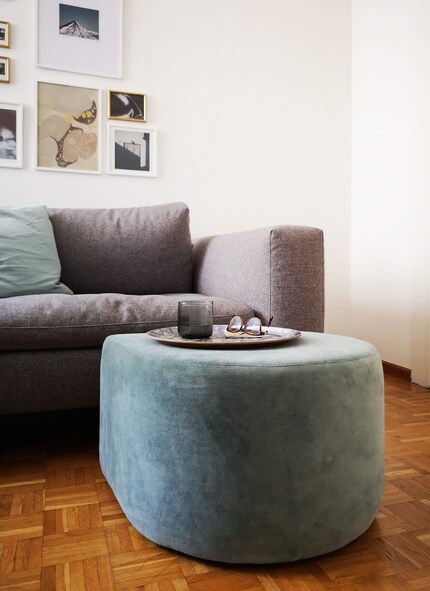 C'est mieux à deux: pouf et plateau sont les éléments préférés des décorateurs d'intérieur.