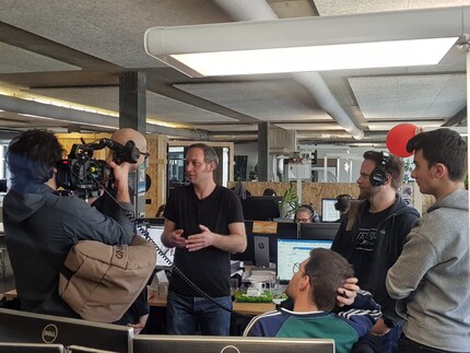 Ho l’onore di spiegare a Matthias il nostro concetto editoriale.