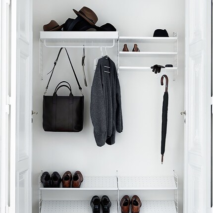 Zusatzmodule machen das Regal zur Kleiderstange...