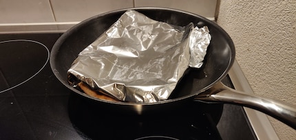 Deckel drauf: Alufolier ist perfekt geeignet, um deine Pizza auf Temperatur zu bringen