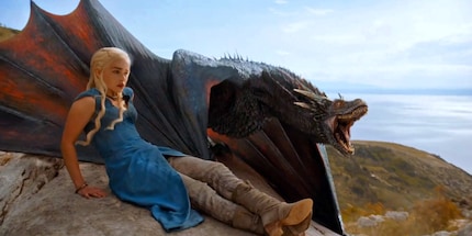Daenerys und der etwa 2-3-jährige Drogon