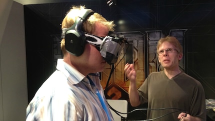 John Carmack zeigt Journalisten die erste Version der Oculus Rift.