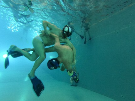 Zugriff von oben, Pass kopfüber: Beim Unterwasserrugby ist alles möglich.