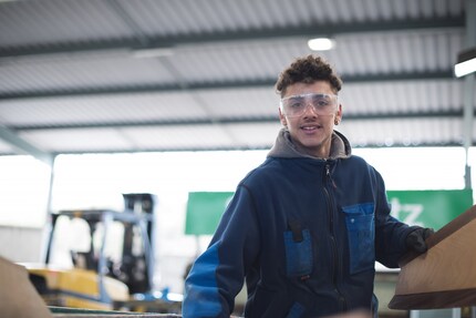 Mike is doing his apprenticeship elsewhere where there is too little recycling to do. That's why he's in Hagenholz for three weeks.