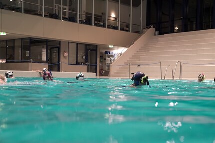 Auftauchen. Luft holen. Abtauchen. Über Wasser sieht alles ganz harmlos aus.