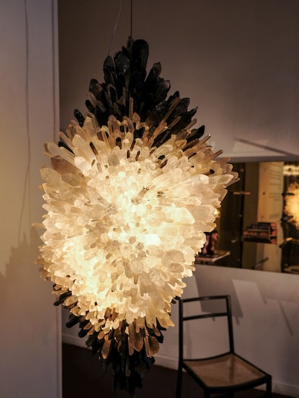 Il collettivo di artisti «Trove» di Melbourne presenta un'insolita collezione di lampade fatte a mano con cristalli del Brasile.