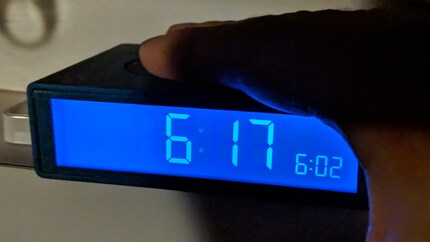 Goldene Regel: Du sollst nicht snoozen! Routinen am Morgen und am Abend helfen dir, schnell in den Schlaf zu finden und fit aufzuwachen. Auch dafür solltest du jeweils 90 Minuten einplanen.