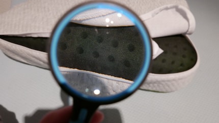 L’odore arriva da qualche punto di questo memory foam dotato di canali di ventilazione.