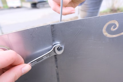 Zu zweit geht's ganz einfach: Einer schraubt und einer hält die Mutter.