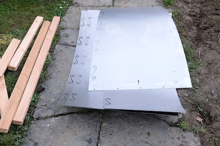 Das Wellblech biegt sich schon in Form.