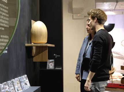 «In Memory Of» von Annette Rosendal ist ein Traueraltar.