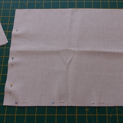 Die Nadeln markieren die Seiten- und Bodennaht.