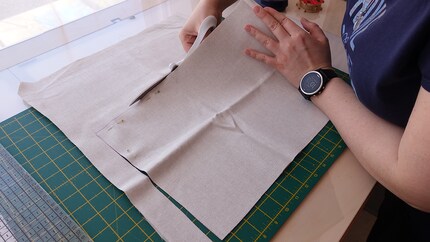 Anne schneidet den Stoff aus.