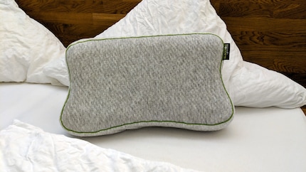 Il memory foam si distende in un paio di secondi, dando forma a un cuscino che misura 50 x 30 x 11 centimetri.