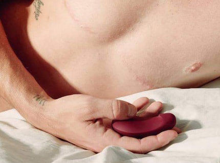 Vibrator Pom hat nicht nur eine formschöne Schale, er wird auch elegant inszeniert.