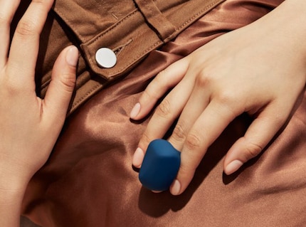 Modell Fin ist wie ein Ring, der zu einem Teil von dir oder deiner Partnerin / deinem Partner werden kann.