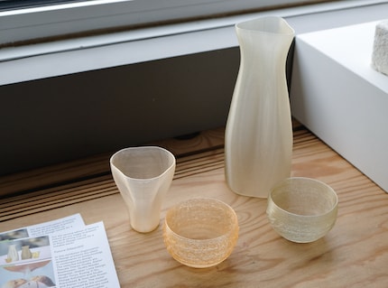 Bicchieri e caraffe di alghe dell'Atelier Luma.