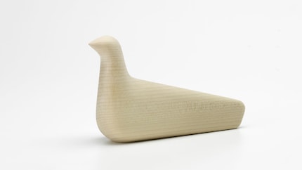 L’Oiseau von Vitra ergänzt den Serif TV perfekt