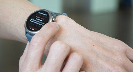 Es macht Spass, durch Benachrichtigungen zu scrollen, aber zum Antworten braucht's immer noch das Handy.