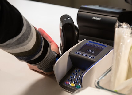 Das Bezahlen mit der Uhr fühlt sich genauso an, wie es aussieht.