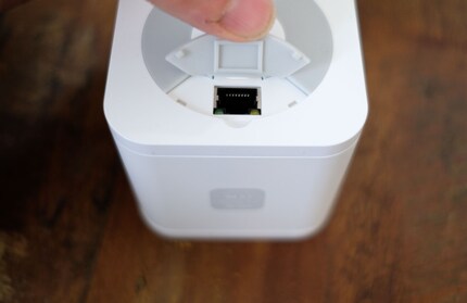 Le port LAN se cache derrière une trappe en caoutchouc.