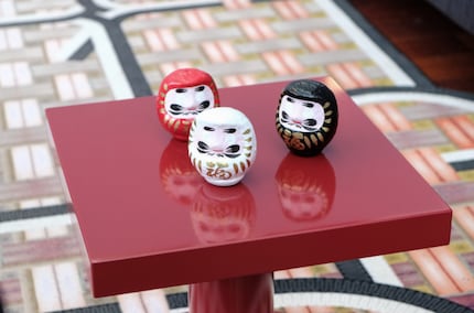 Auf dem Beistelltisch «Common Comrades» tummeln sich Keramikskulpturen.