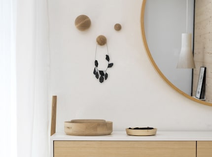 Haken, die gleichzeitig ein Schmuckelement für die Wand sind. Bild: Kommod