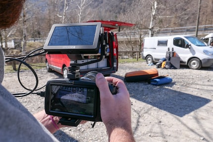 Blackmagic mit Blitzschuhadapter und Bildschirm