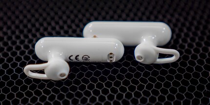 Zwei Earbuds bedeuten nicht, dass ein Gesprächsteilnehmer zwei tragen muss. Geht so: Einer pro Kopf und der Kopfhörer hört und spricht mit.