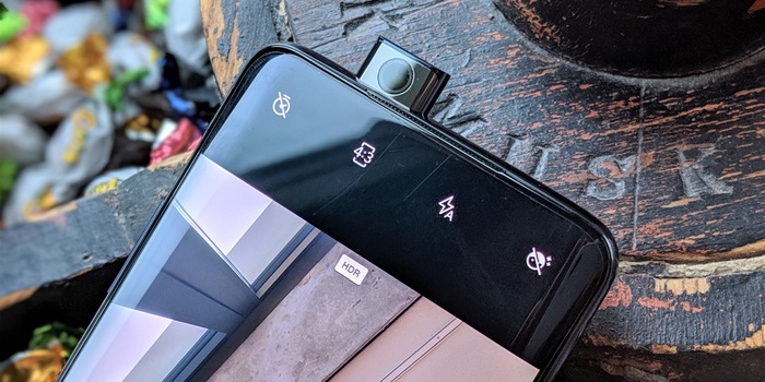 Kein Loch und keine Notch: Beim OnePlus 7 Pro fährt die Frontkamera aus dem Gehäuse heraus.