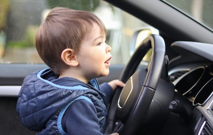 Ein Kind gehört in einen Kindersitz und nicht ans Steuer eines Autos. Auch nicht auf Papas Schoss.