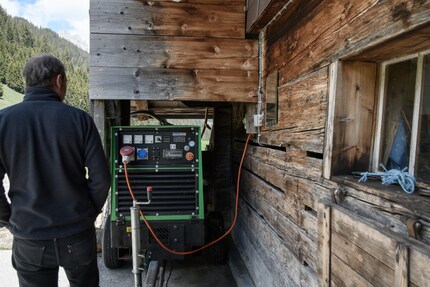 Der Dieselgenerator stellt sich als 16 kW-Monster mit 400-Volt-Ausgang heraus, das gross wie eine Badewanne ist. 220 Volt macht er so nebenbei.