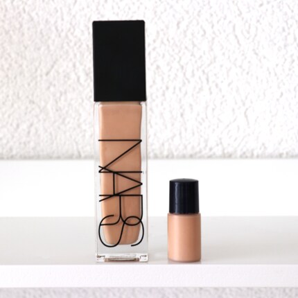 Meine Fullsize Foundation wiegt 140, die kleine Plastik-Viole hingegen nur 9 Gramm.