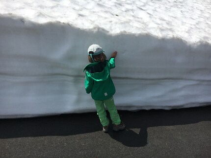 Auf 1700 Metern ist meine Tochter im siebten Himmel: Nochmal Schnee!