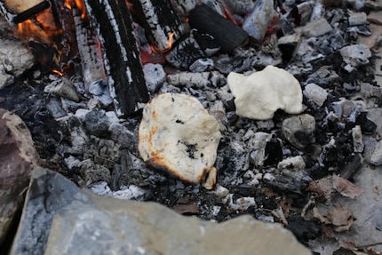 Brot direkt in der Glut.