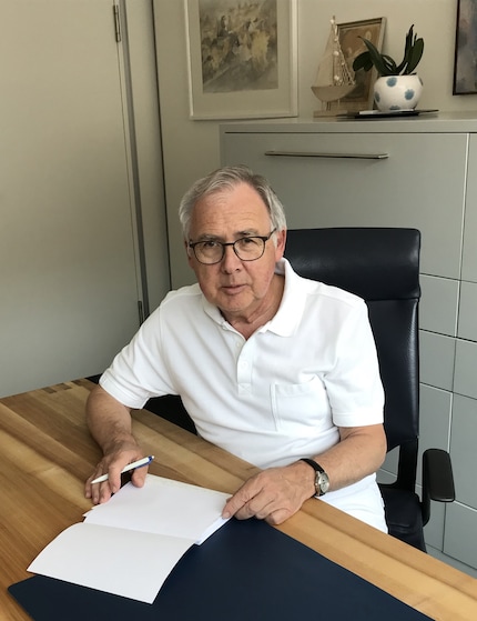 Dr. med. Hanspeter Vogt in seiner Praxis in Langenthal (BE).