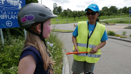 Thanita ist häufiger als freiwillige Helferin im Einsatz. Heute zeigt sie Elina den Weg.