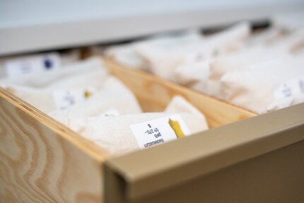 Das Ladenlokal dient gleichzeitig als Lager. Von hier aus verschickt Schweizer ihre Bademode. Das funktioniert, weil sie einen Hauch von nichts entwirft.