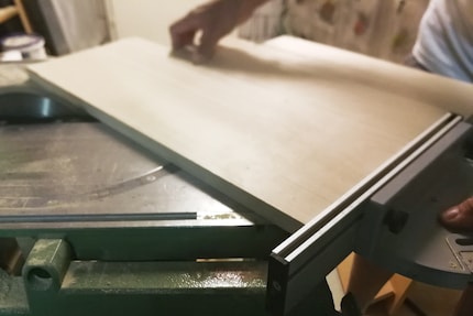 Avec l'équerre en complément de la scie circulaire de table, la coupe se fait en quelques secondes.